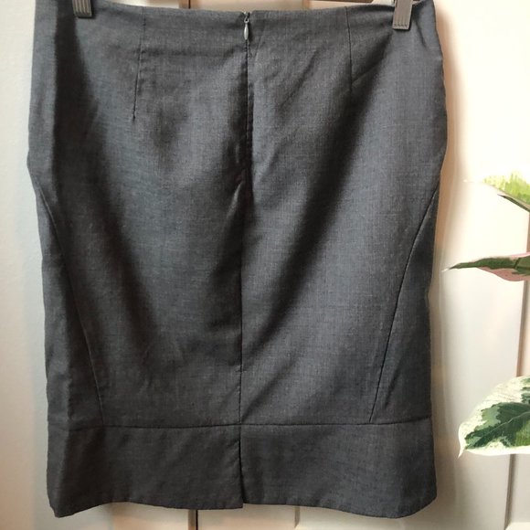 United Colors of Benetton Lightweight Gray Skirt with Minimal Ruffle Detail - Picture 2 of 8